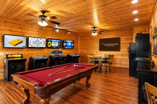 Gatlinburg Mansion Cabin in Pittman Center, USA