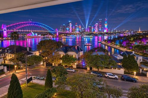 Sydney Opera and Harbour Bridge Spectacular Views in Mcmahons Point