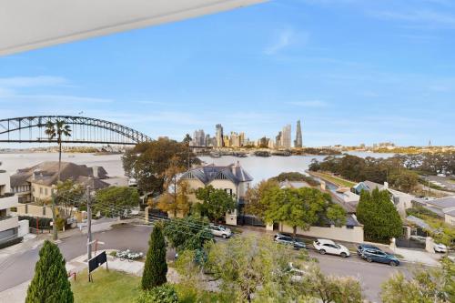 Sydney Opera and Harbour Bridge Spectacular Views in Mcmahons Point