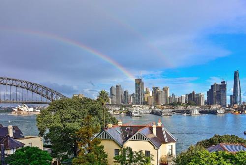 Sydney Opera and Harbour Bridge Spectacular Views in Mcmahons Point