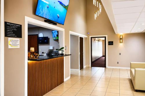 Super 8 by Wyndham Champaign - image 2
