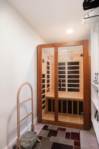 桑拿, 2 Homes Sleeps 26 Sauna Spa Pet EV Pool Arcade in 阿瓦尼 (CA)