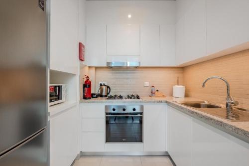 Stylish 1BR Steps from Dubai Mall | Skyline Views - main image