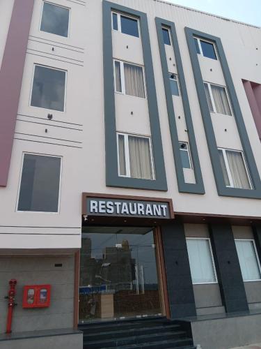 Фасада на хотела, Hotel Shrivardhan in Suratgarh