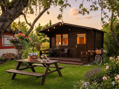 Cozy Summer House with Free Parking near Town Center & Beach, Kuressaare