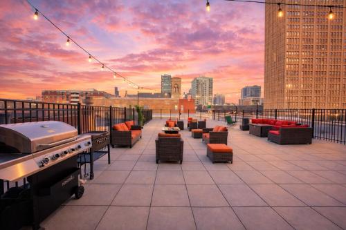 McCormick 3Br/2Ba Luxury Suite for up to 8 guests with Optional Parking and Gym access in Chicago, USA