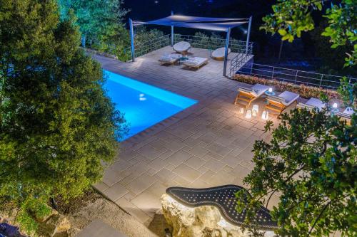Jardim, Amani Luxury 4-Bedroom Villa & Pool in Batroun in Ghalboun