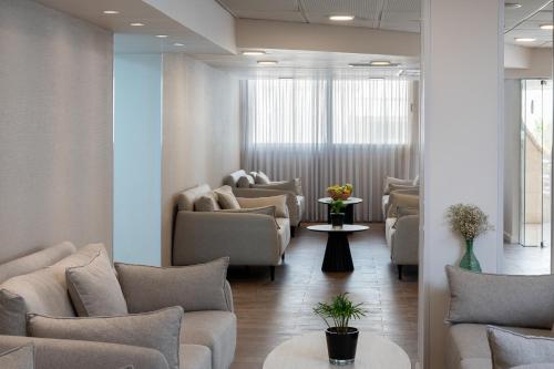 ห้องส่วนกลางสำหรับนั่งเล่น/ดูทีวี, โรงแรมแอคโค่บีช (Acco Beach Hotel) in เอเคอร์