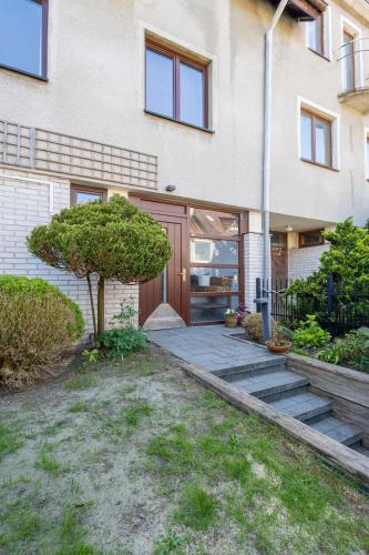 Family Home with a Beautiful Garden in Great Location by Noclegi Renters - image 2