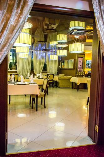 Jumbo Hotel - image 3