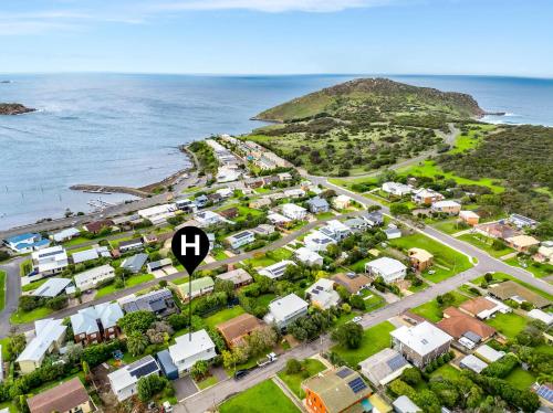 Encounter Bay Family Escape, Sea Views, Games Room & Walk to The Bluff, Encounter Bay