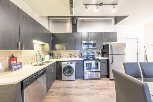 McCormick 3Br/2Ba Family Oasis for up to 8 guests with Optional Parking and Gym Access in Chicago, USA