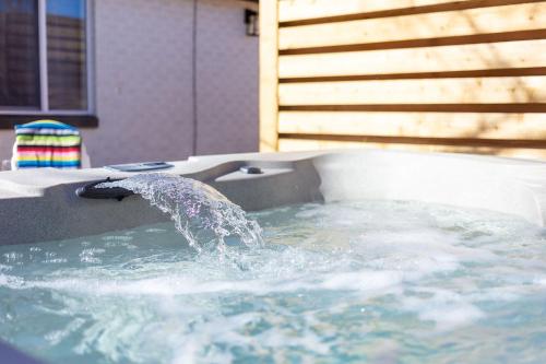 New Hot Tub - Putt Putt - Family Friendly Home – khách sạn tại Molholm Two Creeks