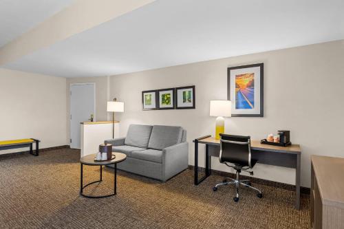 Comfort Suites Edinboro - image 35