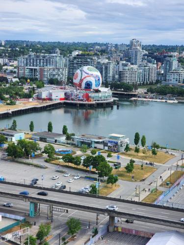 Walking distance to BC Place, modern High-Rise 1 Bedroom Condo with free parking, near stadiums – khách sạn tại Trung tâm Vancouver