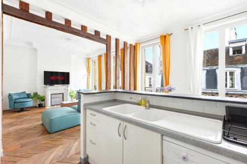 Central Paris 2-Bedroom Apartment with Netflix - image 3