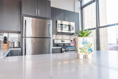 McCormick 2Br/2Ba family corner unit that sleeps 6 guests with Optional Parking & Gym access in Chicago, USA
