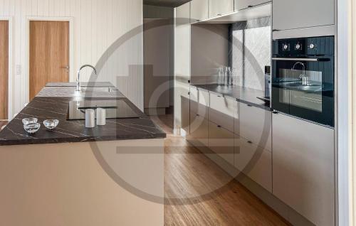 virtuve, Lovely Home In Roslev With House Sea View in Vester Gronning