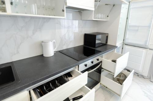 17-122 French Quarter 2 John McCain 1b Kyiv centre stunning city view 15 kW backup power Petrovdom Apartment - image 3