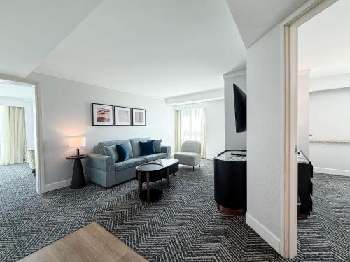Embassy Suites Los Angeles Glendale Room Type - One-Bedroom King Suite - Non-Smoking