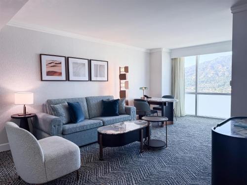 Embassy Suites Los Angeles Glendale Room Type - King Room with Mountain View