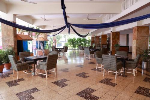 Bar/ Salón, Beach Luxury Hotel in Karachi