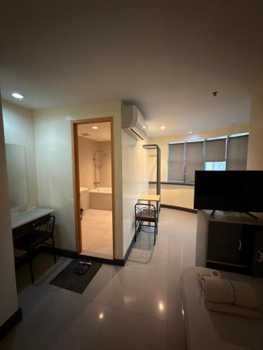 Nice Hotel Monumento in Caloocan