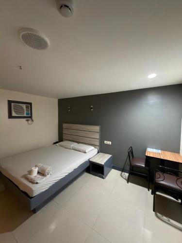 Nice Hotel Monumento in Caloocan