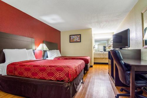Econo Lodge Research Triangle Park - image 39
