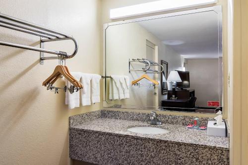 Econo Lodge Research Triangle Park - image 25