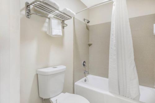 Econo Lodge Research Triangle Park - image 20