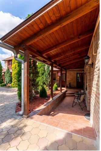 balkon/taras, Varázskő Apartman (Varazsko Apartman) in Gyula