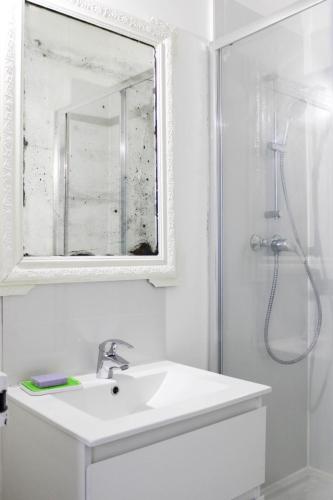 Charming Latin Quarter Apartment - image 12