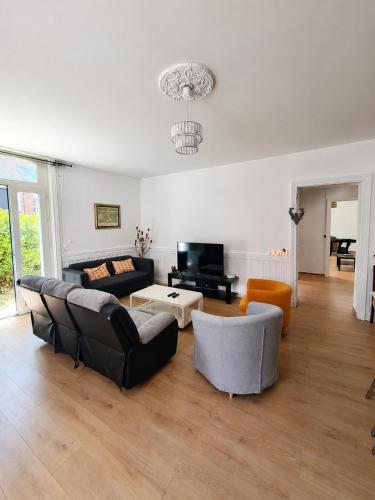 Grand gîte 150 m2 - 4 chambres - Salle de jeux avec billard et fléchettes - Location saisonnière - Péronne