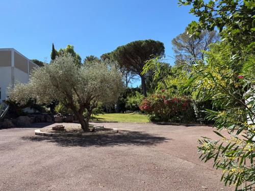 Appartement T2 dans luxueuse villa St Raphael proche des Golfs in Vallon de Coste