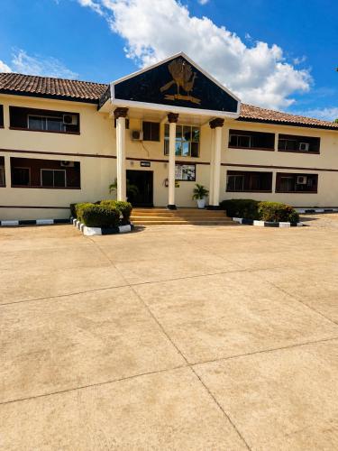 Royalbirds Motel in อะคูร์