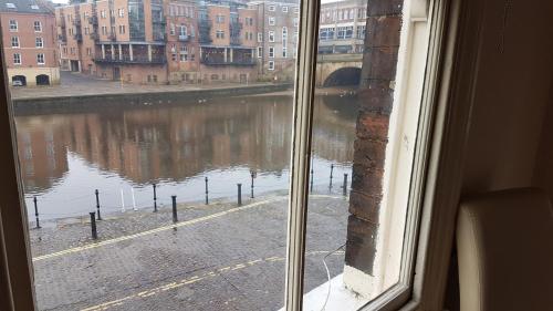 Vistas, Lil's On The Waterfront in York