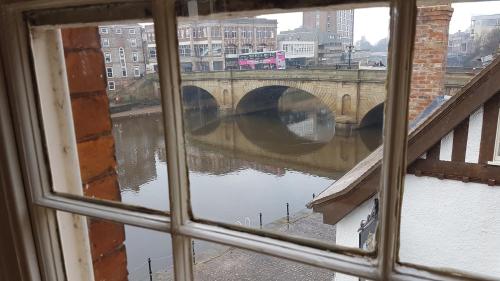 Vistas, Lil's On The Waterfront in York