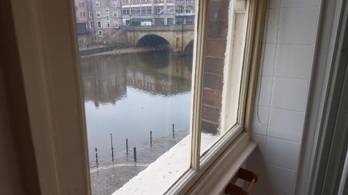 Vistas, Lil's On The Waterfront in York