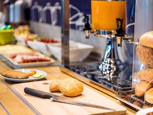 Food and beverages, ibis budget Hamburg Altona in Altona