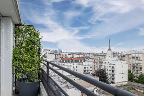 Eiffel Tower View Studio with Balcony & Elevator