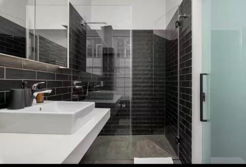 Luxurious Holiday House with Private Pool- Cape Town City Centre - image 7