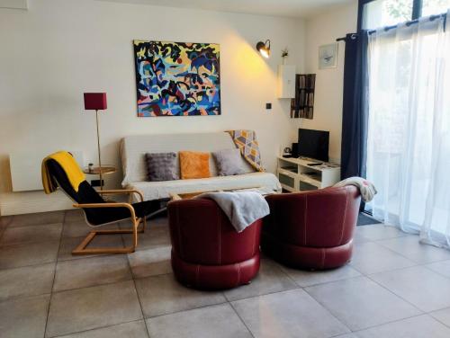 Maison au calme avec terrasse et parking privé proche centre ville