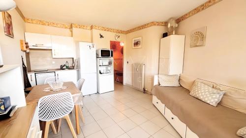 Résidence avec piscines, les 3 Rivières - Palmazur Vacances (Residence avec piscines, les 3 Rivieres - Palmazur Vacances) in Mandelieu-la-Napoule Center