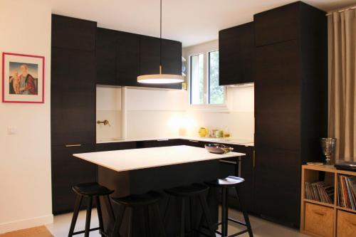 Quiet apartment with private garden Paris 20th - image 8