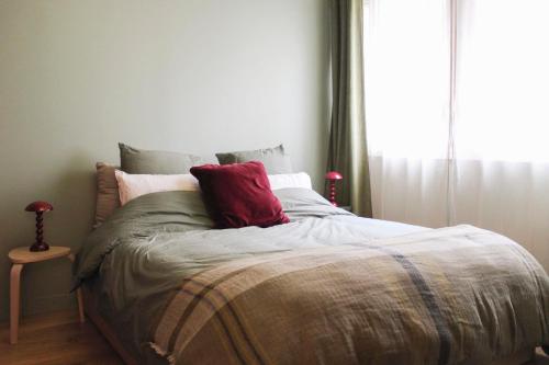 Quiet apartment with private garden Paris 20th - image 6