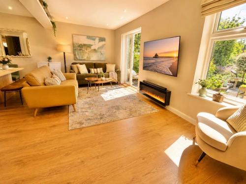 Gulliver's Rest - Elegant Coastal Hideaway - Three Bedroom Home - Large Garden - Parking - Sleeps 7 in Kinson North