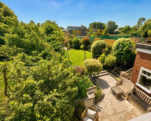 View, Gulliver's Rest - Elegant Coastal Hideaway - Three Bedroom Home - Large Garden - Parking - Sleeps 7 in Kinson North