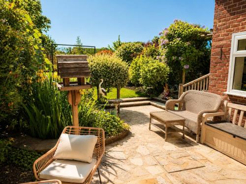Garden, Gulliver's Rest - Elegant Coastal Hideaway - Three Bedroom Home - Large Garden - Parking - Sleeps 7 in Kinson North