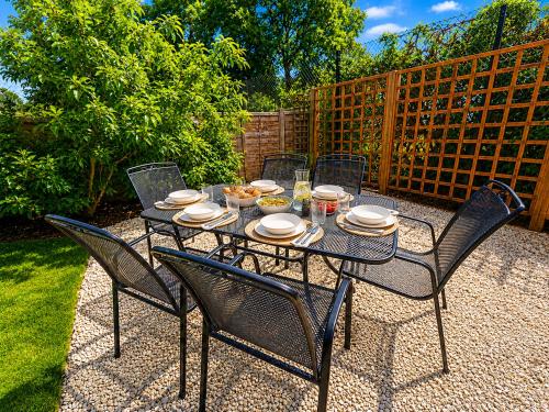 Garden, Gulliver's Rest - Elegant Coastal Hideaway - Three Bedroom Home - Large Garden - Parking - Sleeps 7 in Kinson North